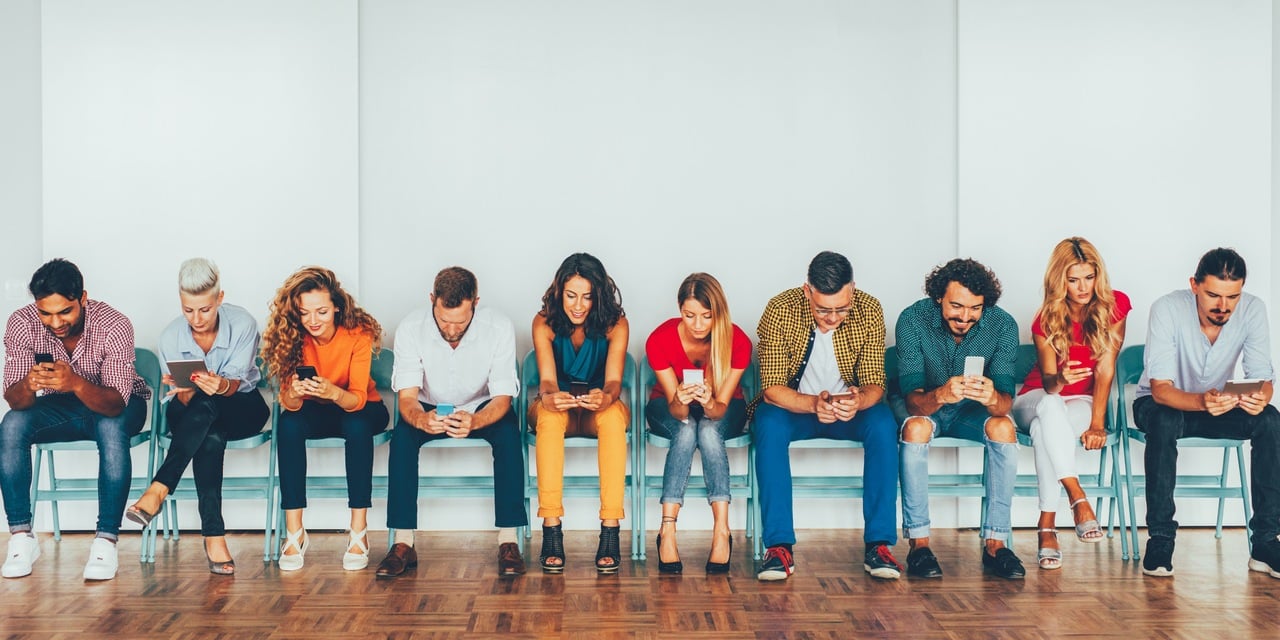 people sitting and visiting webpages with their mobiel phones