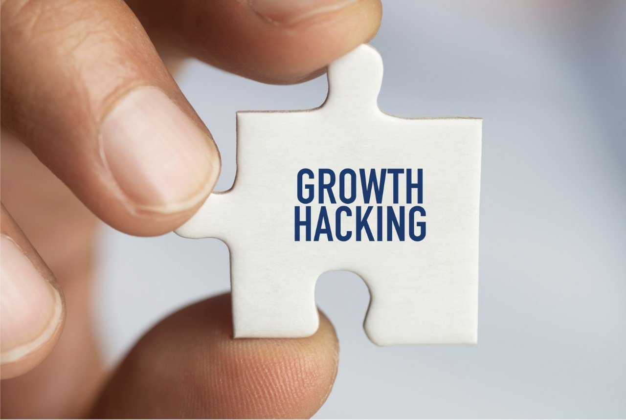 Growth hacking text on a white piece of puzzle