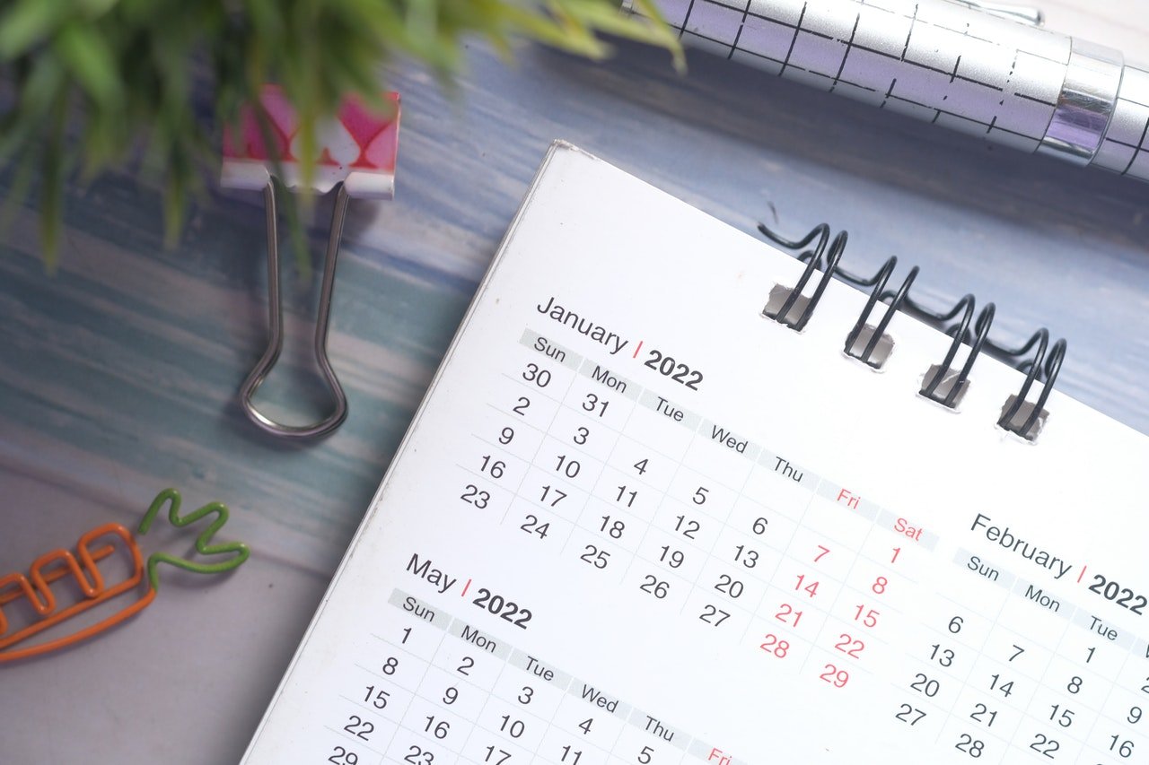 a 2022 calendar with paper clips