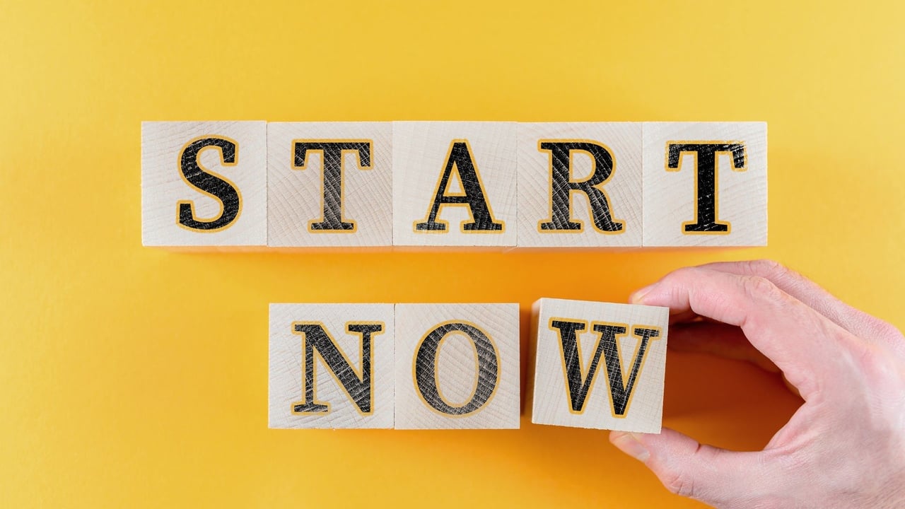 cubes writing start now to make the readers take action on a yellow background