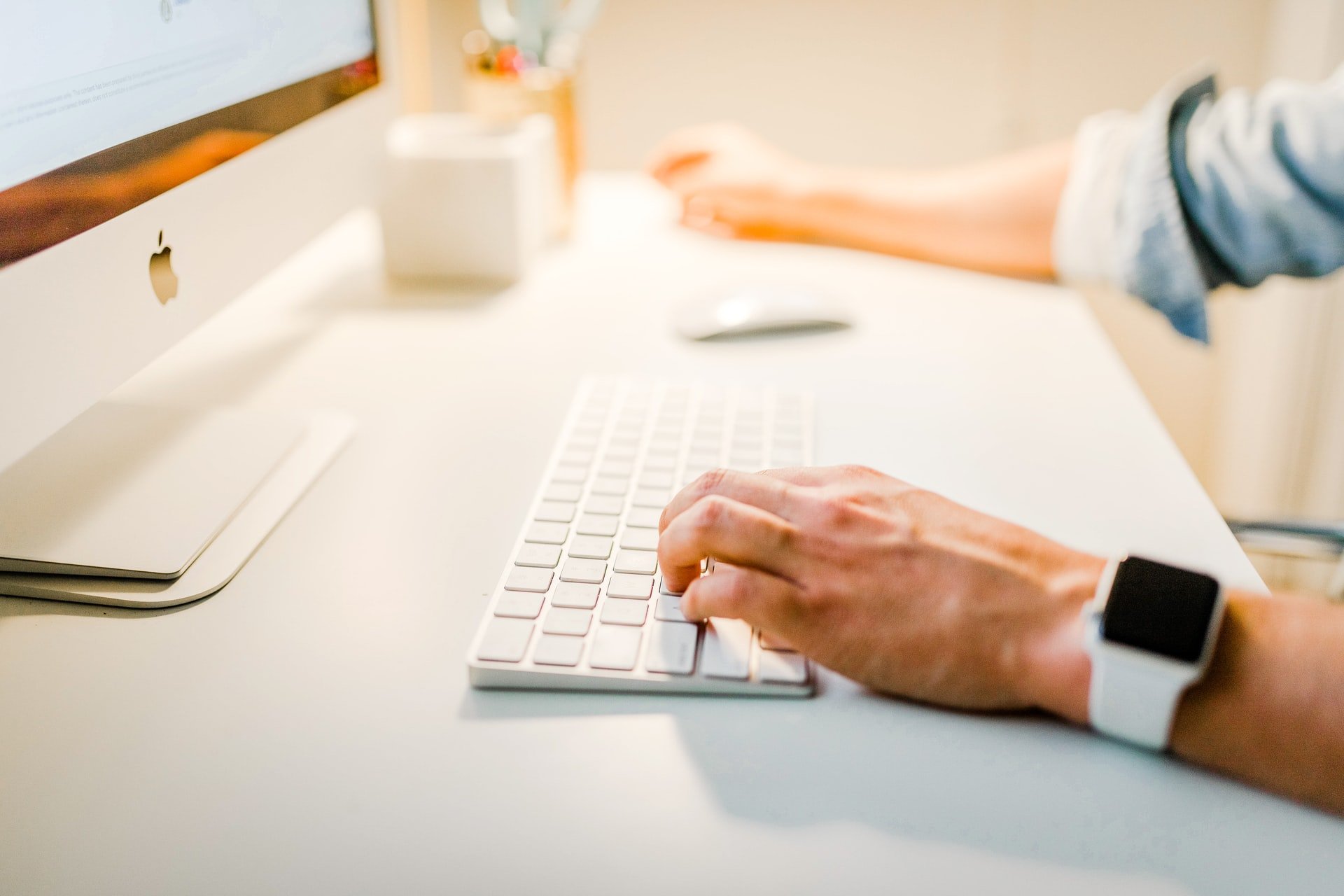 man writing an email using a Mac